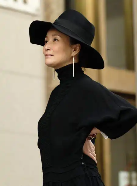 62岁朱茵洋气时髦,她在《小舍得》中的穿搭,中老年妈妈照穿显贵