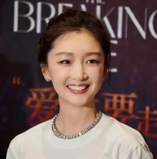 周冬雨颜值大变样,撞脸倪妮引热议:神秘容颜引发医美猜测