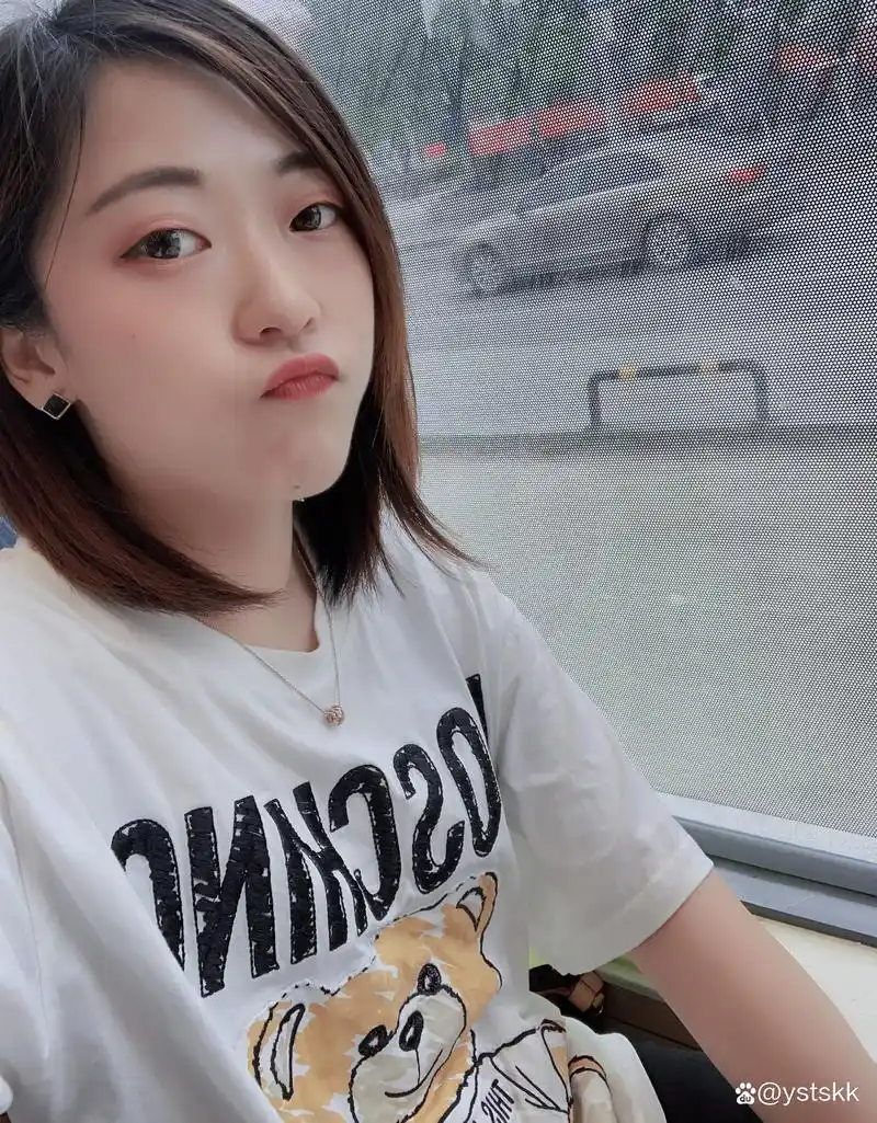 床上美女露齿甜笑美丽动人图片 朋友圈生活照素材e