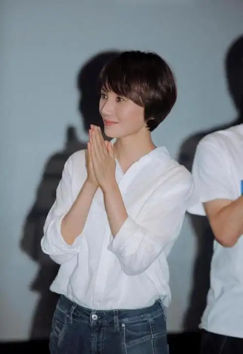 袁泉穿白衬衫真的是太减龄简单穿搭也这么撩人优雅大方且自信