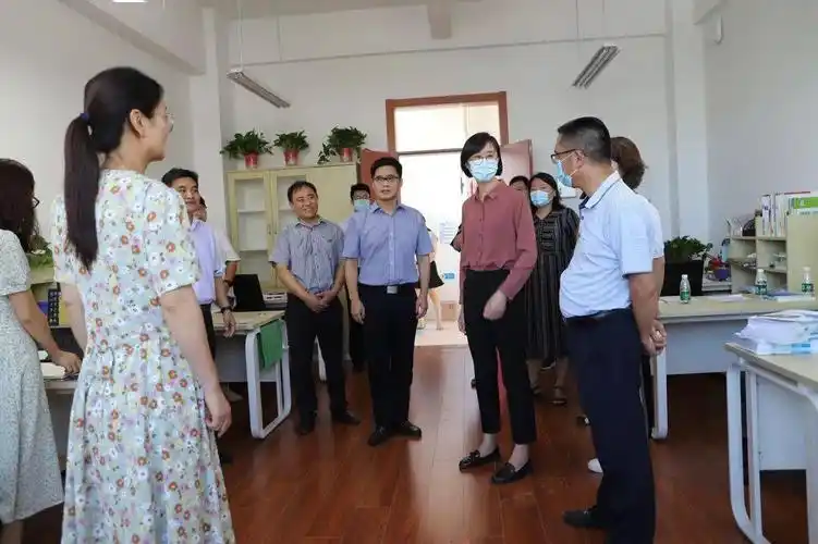 8月31日下午,松江区副区长顾洁燕到上经贸大附校及新建花园分校,调研