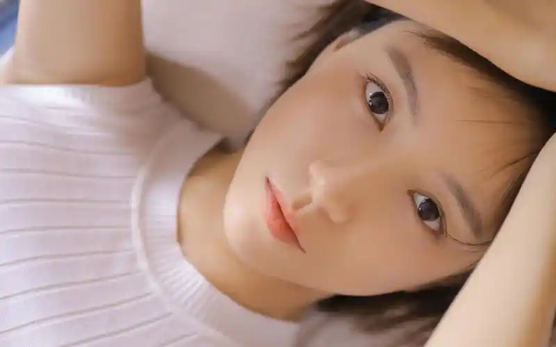 短发少女精致唯美清纯白嫩背心诱人写真,可爱-美女图片