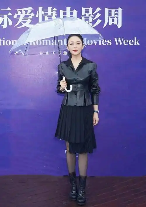 被陈红惊艳到了,全黑造型也能穿出时髦感,简约风太高级