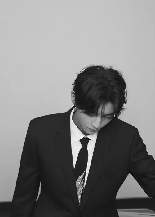 王俊凯黑色西装超帅写真图片