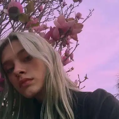 高清个性的欧美女头像高冷忧郁图片