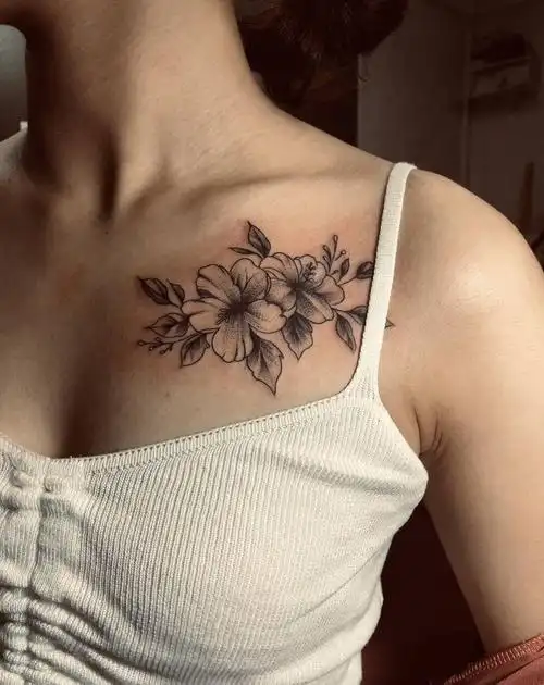 素花纹身图片_胸部纹身图案