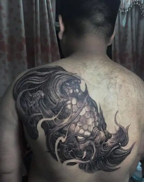 龙炽纹身图片_背部老传统纹身图案