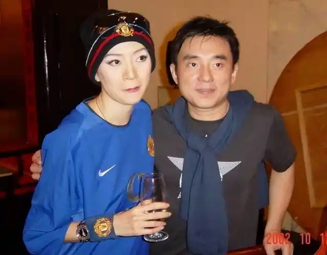 58岁吕方陪女儿坐楼梯玩耍,2岁囡囡精灵可爱,单眼皮神似爸爸_rainbow