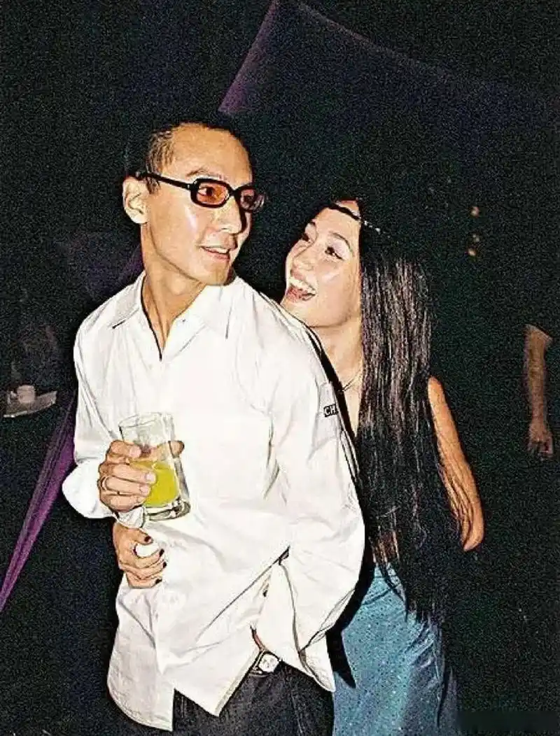 早期吴彦祖和女友的合影,好般配啊