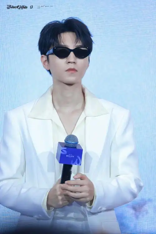 王俊凯暴龙活动#  王俊凯今日暴龙活动饭拍图以及工作室出图  帅帅的