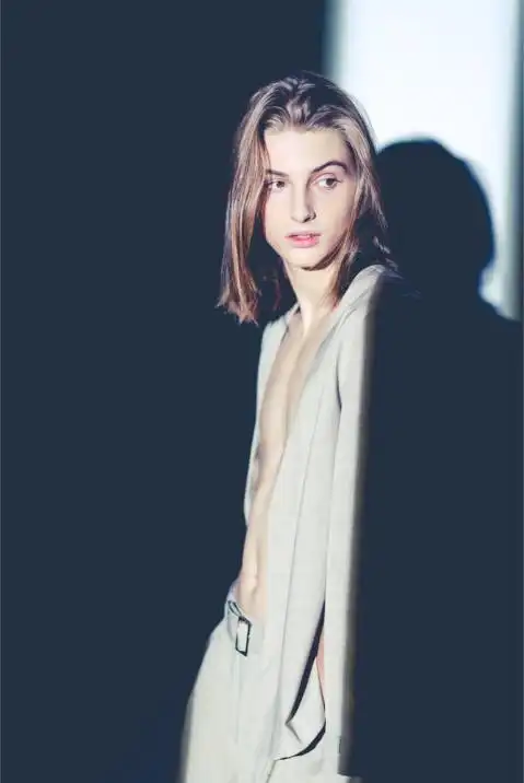 俄罗斯19岁模特长了张雌雄莫辨的俊美脸简直太油画感