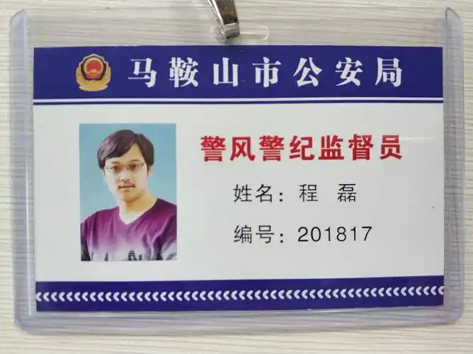 百助ceo程磊热情接待并向王长山队长展示了公司的历史墙和浓厚的工作