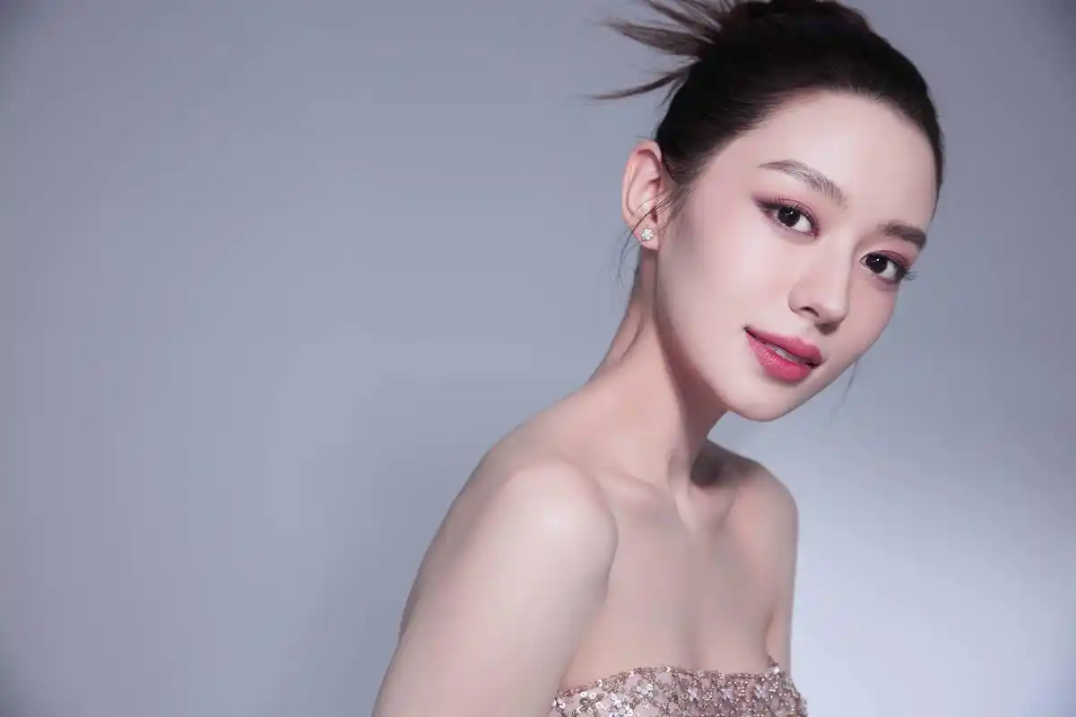 吉娜·爱丽丝首张个人独奏专辑《wonderworld》上线