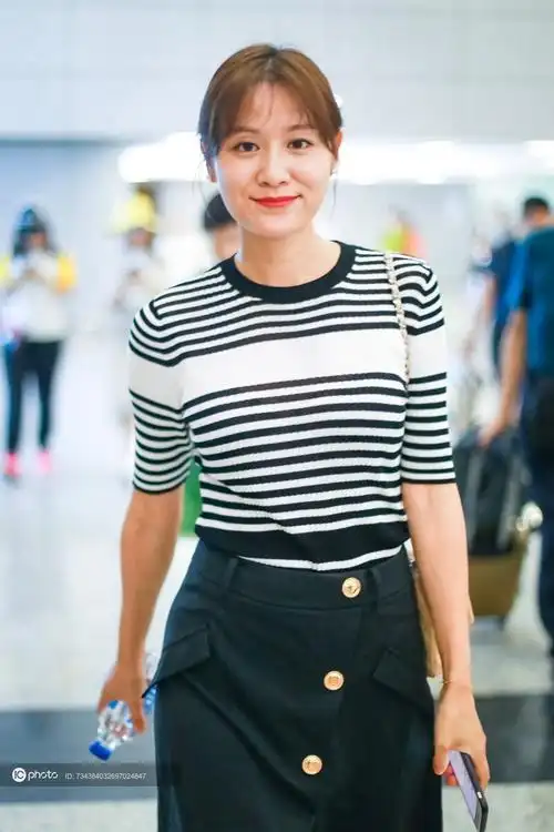 独家田亮叶一茜现身机场各自忙碌隔着八丈远各自玩手机不带交流