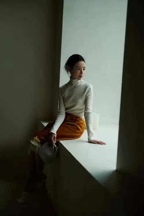 董洁盘发造型简约干练侧颜优越精致迷人