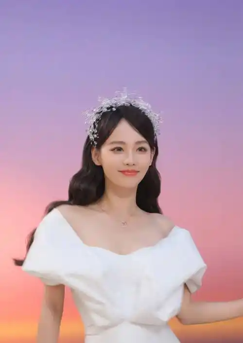 张嘉倪流光夏日白色连衣裙性感写真_的设计_裙摆_唯美