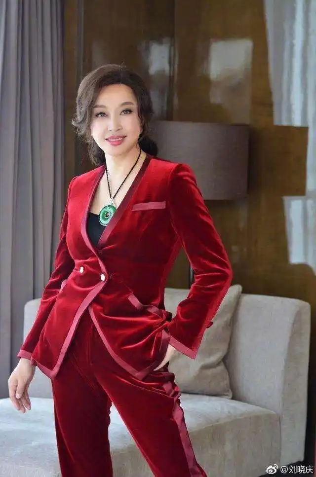 刘晓庆算是最早开明星写作先河的明星,而且人家还是真正进入作家协会