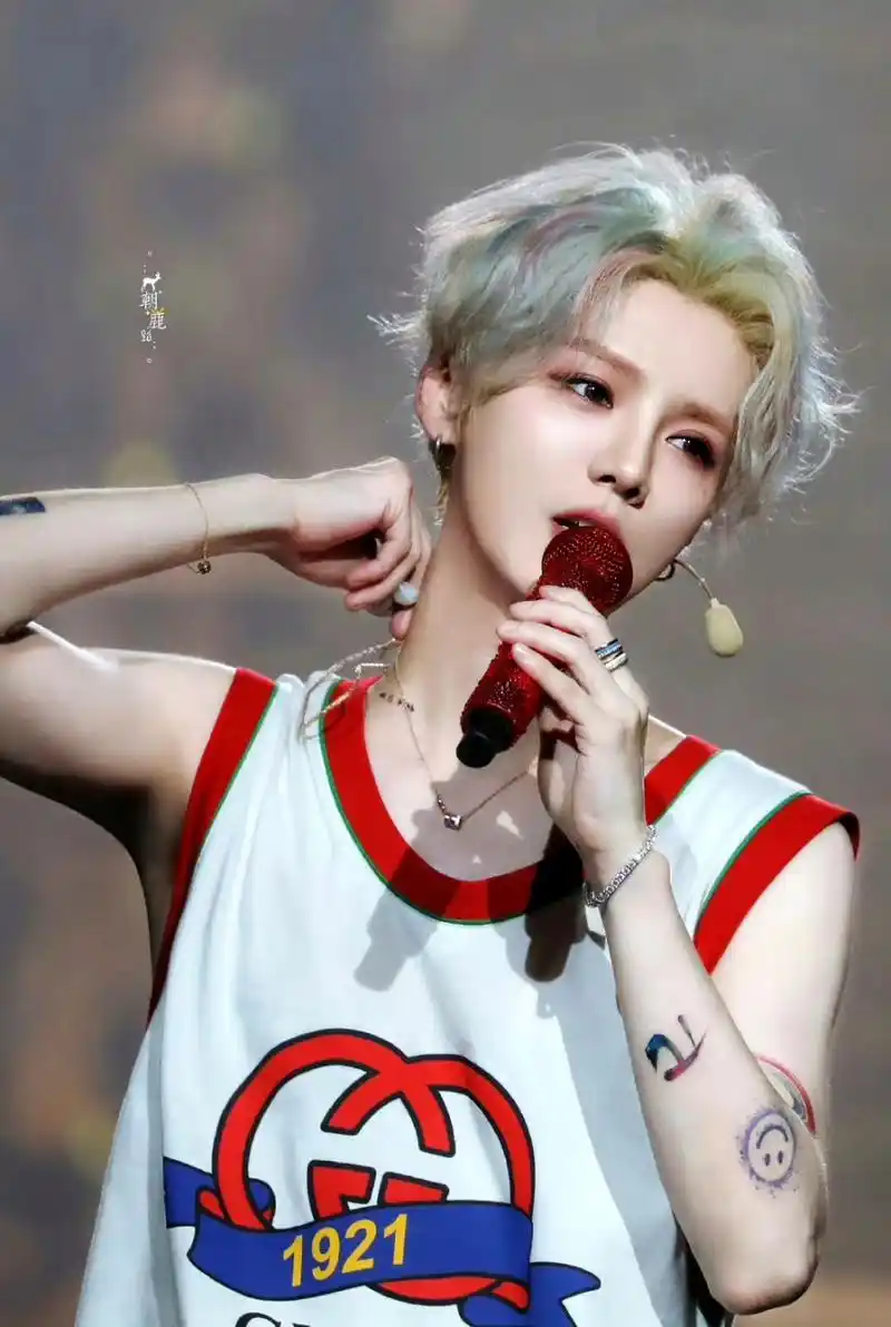 鹿晗 被惊艳到了,多少人的内娱初恋[滑稽]