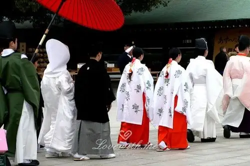 日本传统的结婚礼服是什么样的呢?今天来介绍一下日本传统的结婚礼服.