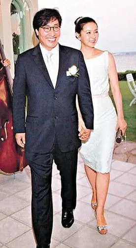 李英爱浪漫婚纱照曝光身穿纯婚白纱气质高雅图