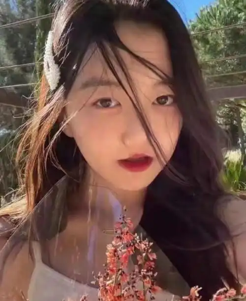 王菲女儿李嫣大变样同学聚会穿着成熟轻露事业线不像学生