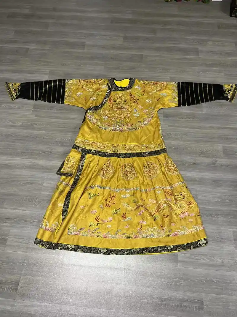 龙袍#皇帝龙袍 #一张照片讲讲此 - 抖音