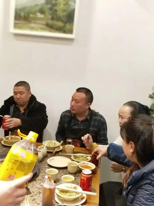 2018-11-28号六队毛根兄弟姐妹们一起喝酒吃饭热闹
