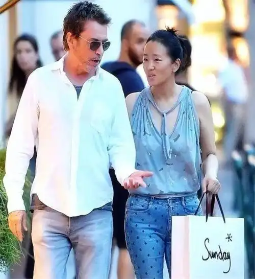 57岁巩俐与74岁老公再次合体大17岁老公打扮帅气似年轻小伙