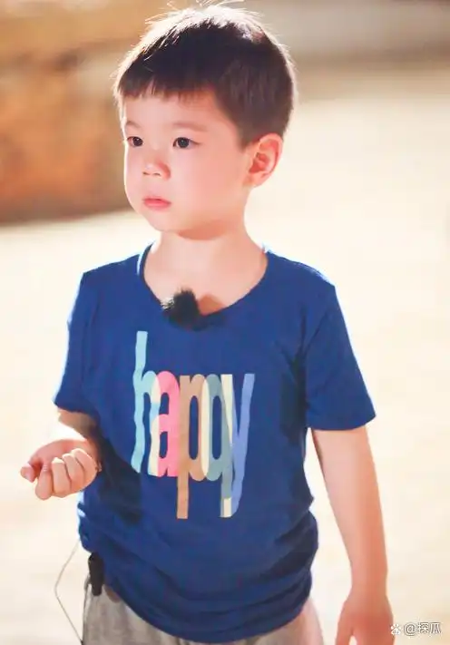 杜江晒儿子嗯哼近照身高快到妈妈肩膀家教良好受网友点赞