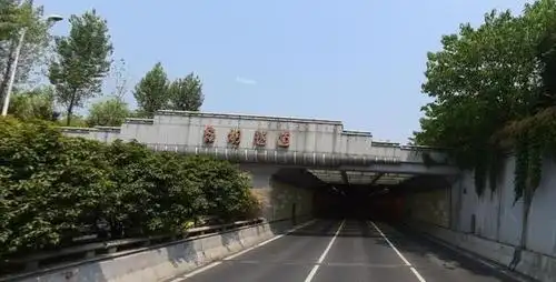 宽达30米,两端敞开段300米,两孔双向六车道,隧道从金城西路起至湖底为