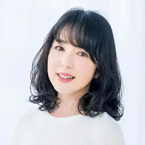 告别大妈感,45岁女性必备的10款"锁骨卷"发型:既时髦又气质