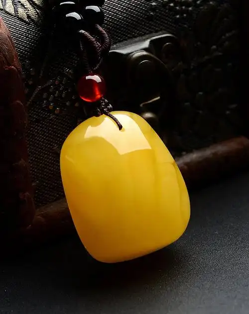 金万年 天然琥珀金包蜜方形蜜蜡吊坠黄色