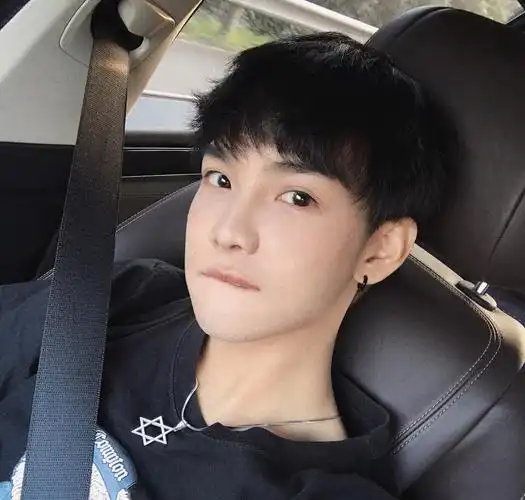 郑繁星生活自拍照图片,明星,帅气,帅哥,大陆男明星,帅哥明星,郑繁星