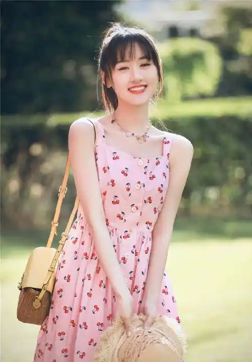 原创28岁袁冰妍穿吊带裙美丽大方让人一眼惊艳男生的理想型