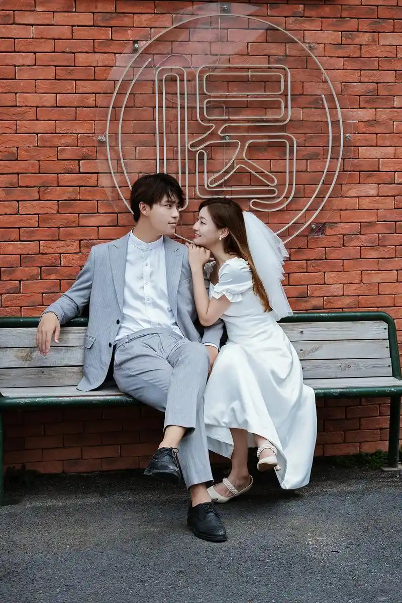 汕头婚纱照,记录每一帧.街拍微复古,纪实风婚纱照,氛围感   - 抖音