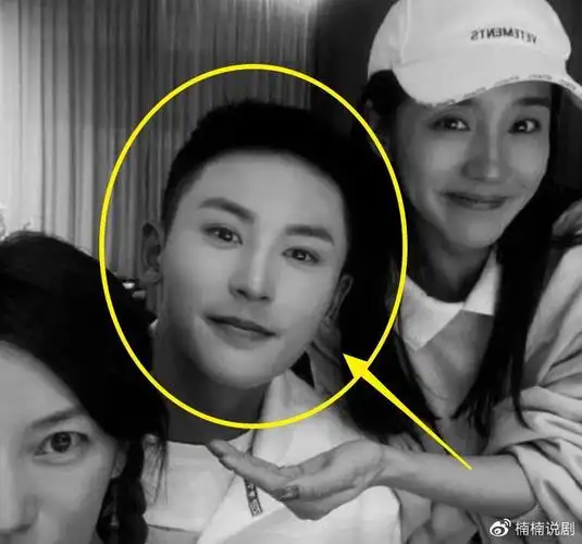 赵薇晒和张哲瀚合照二人同框cp感十足44岁的状态却让人看愣