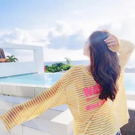 成熟侧面霸气美女头像海边的街拍的时尚女人