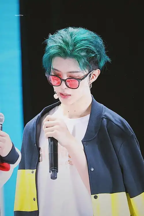 范丞丞这新发色算是hold住了吗?