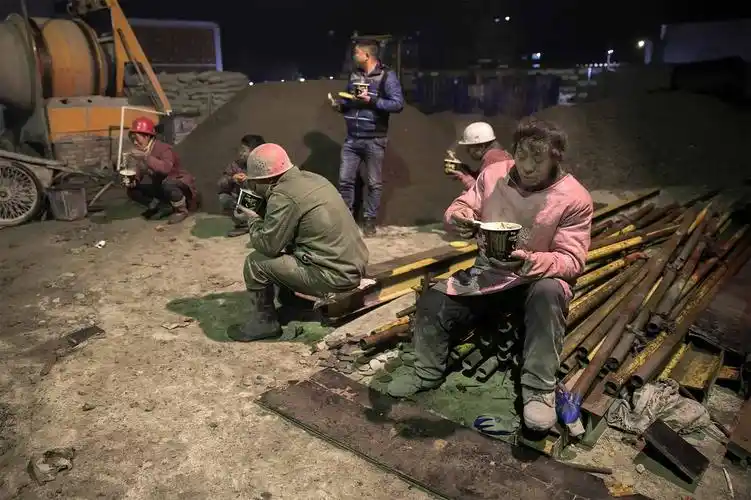 其它 走一回t台 写美篇工人师傅在工地上用竹板和钢管搭建了一个丅形