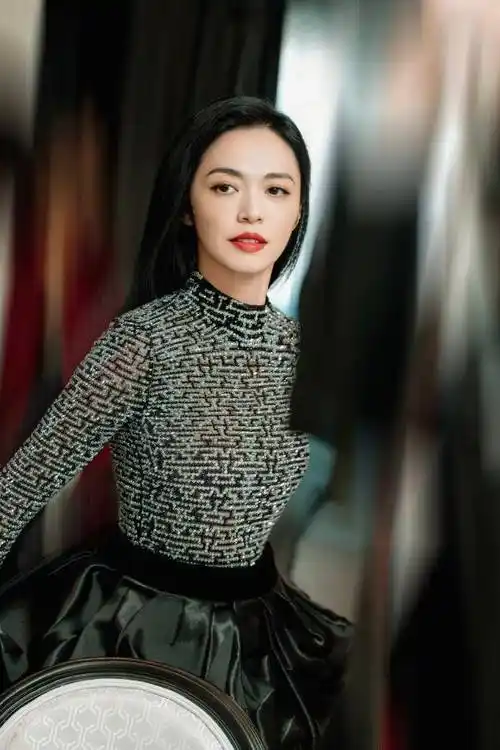 姚晨现身第76届戛纳国际电影节红毯现场生图状态绝佳