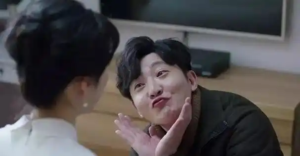 "老男孩"郭京飞,与鲍莉闪婚,17年宠妻如宝,今一家三口很幸福