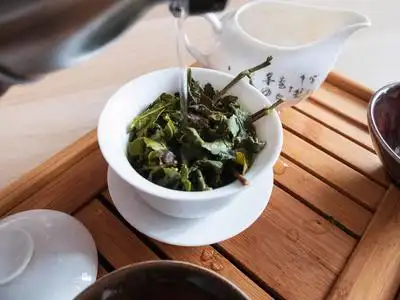 沏茶的手图片