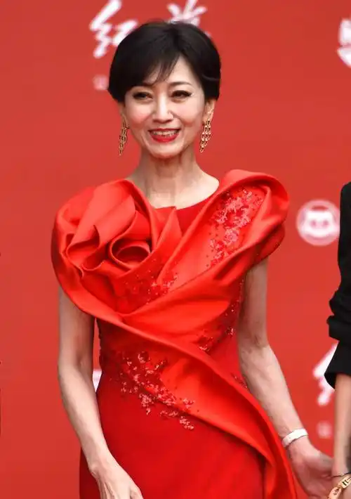 "白娘子"难敌岁月尖刀,七旬赵雅芝让人大吃一惊_女人_活动_电影节