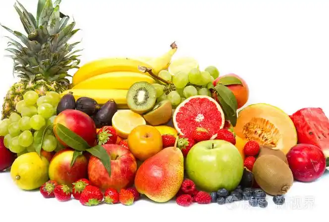 各种各样的新鲜水果上白色隔离