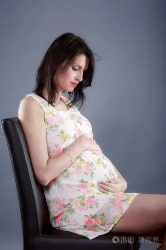 美丽的年轻怀孕母亲的肖像