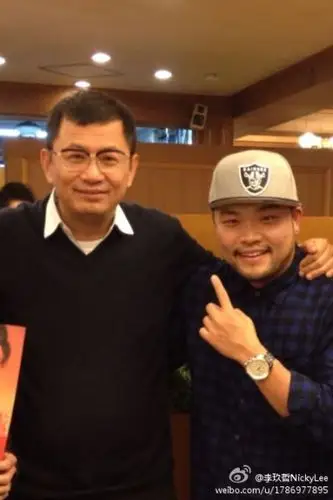 为什么王家卫总戴副墨镜?