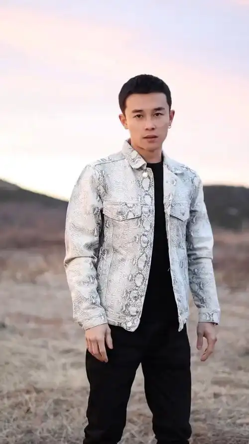 年轻帅小伙深情演唱歌曲《故乡的梦》,太帅了