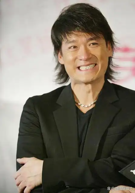 周华健,这位曾经红极一时的歌手,以其深情的歌声和优雅的风度赢得了无