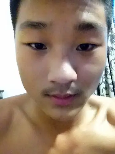 我是男生,脸部皮肤黑黄,很想白一点,有什么办法吗