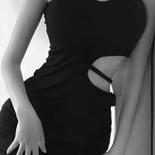 黑白御姐女生头像赞评论更多